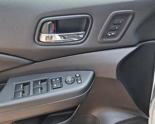 Белый Хонда СРВ, объемом двигателя 2.2 л и пробегом 270 тыс. км за 16500 $, фото 5 на Automoto.ua