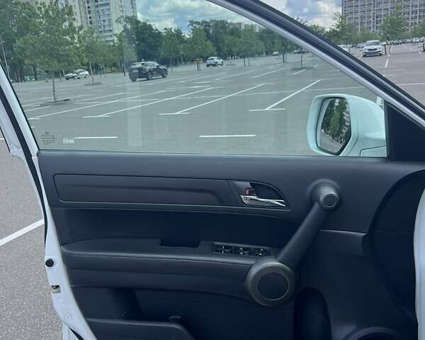 Белый Хонда СРВ, объемом двигателя 2 л и пробегом 171 тыс. км за 15000 $, фото 6 на Automoto.ua