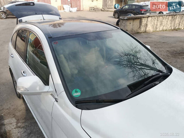 Белый Хонда СРВ, объемом двигателя 2.2 л и пробегом 228 тыс. км за 13300 $, фото 6 на Automoto.ua