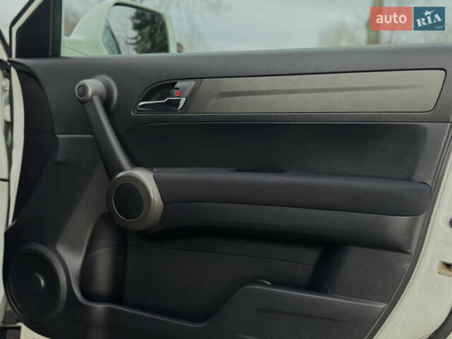 Белый Хонда СРВ, объемом двигателя 2.2 л и пробегом 177 тыс. км за 15500 $, фото 59 на Automoto.ua