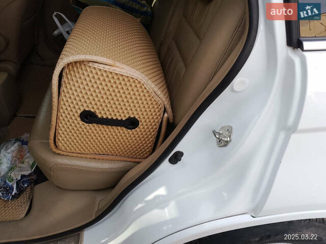 Белый Хонда СРВ, объемом двигателя 2.2 л и пробегом 228 тыс. км за 13300 $, фото 19 на Automoto.ua