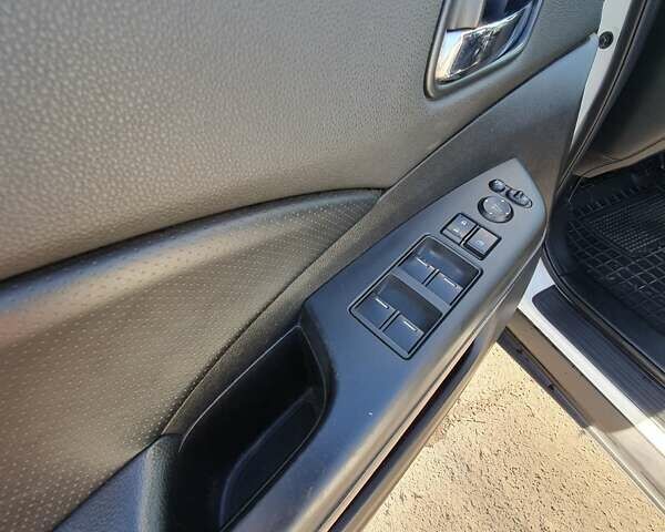 Білий Хонда СРВ, об'ємом двигуна 2.2 л та пробігом 224 тис. км за 16600 $, фото 16 на Automoto.ua