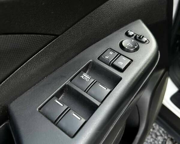 Белый Хонда СРВ, объемом двигателя 2.35 л и пробегом 175 тыс. км за 16500 $, фото 27 на Automoto.ua