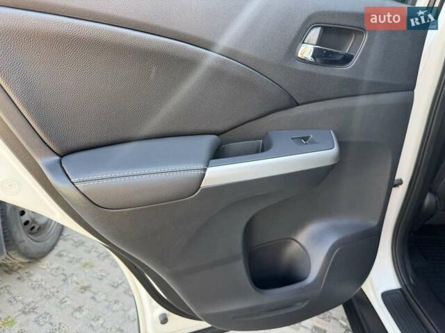 Хонда СРВ 2015 в Киеве на Automoto.ua Белый Хонда СРВ, объемом двигателя 2.36 л и пробегом 99 тыс. км за 19500 $, фото 20 на Automoto.ua