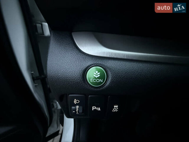 Белый Хонда СРВ, объемом двигателя 1.6 л и пробегом 176 тыс. км за 15800 $, фото 12 на Automoto.ua