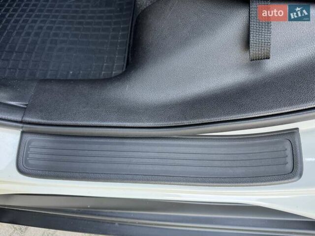 Хонда СРВ 2015 в Киеве на Automoto.ua Белый Хонда СРВ, объемом двигателя 2.36 л и пробегом 99 тыс. км за 19500 $, фото 19 на Automoto.ua