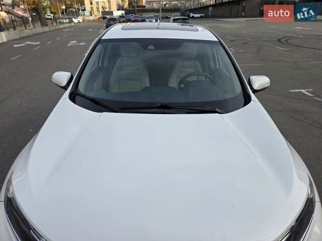 Белый Хонда СРВ, объемом двигателя 1.5 л и пробегом 115 тыс. км за 19500 $, фото 2 на Automoto.ua