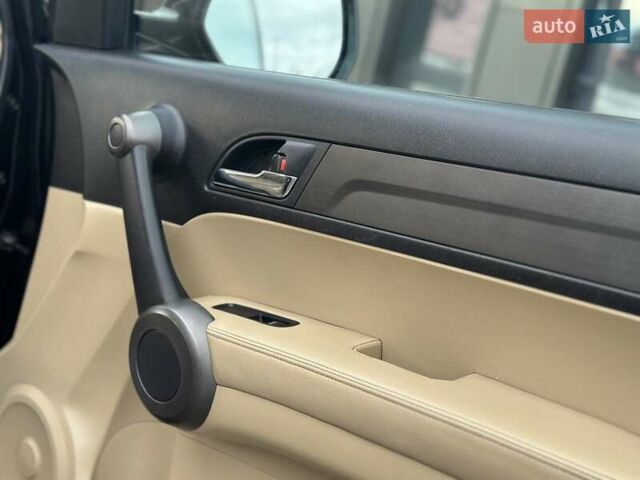 Чорний Хонда СРВ, об'ємом двигуна 2 л та пробігом 181 тис. км за 13777 $, фото 76 на Automoto.ua