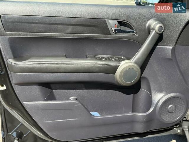 Черный Хонда СРВ, объемом двигателя 2 л и пробегом 225 тыс. км за 13400 $, фото 56 на Automoto.ua