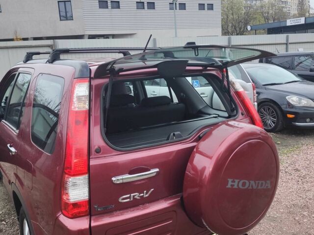 Красный Хонда СРВ, объемом двигателя 2 л и пробегом 257 тыс. км за 6876 $, фото 1 на Automoto.ua