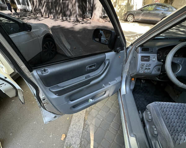 Серый Хонда СРВ, объемом двигателя 2 л и пробегом 150 тыс. км за 3799 $, фото 7 на Automoto.ua