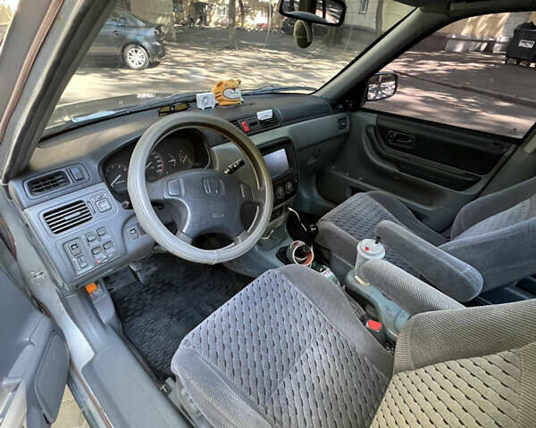 Серый Хонда СРВ, объемом двигателя 2 л и пробегом 150 тыс. км за 3799 $, фото 6 на Automoto.ua