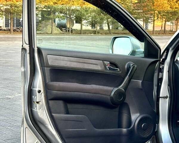 Серый Хонда СРВ, объемом двигателя 2.2 л и пробегом 286 тыс. км за 9100 $, фото 14 на Automoto.ua