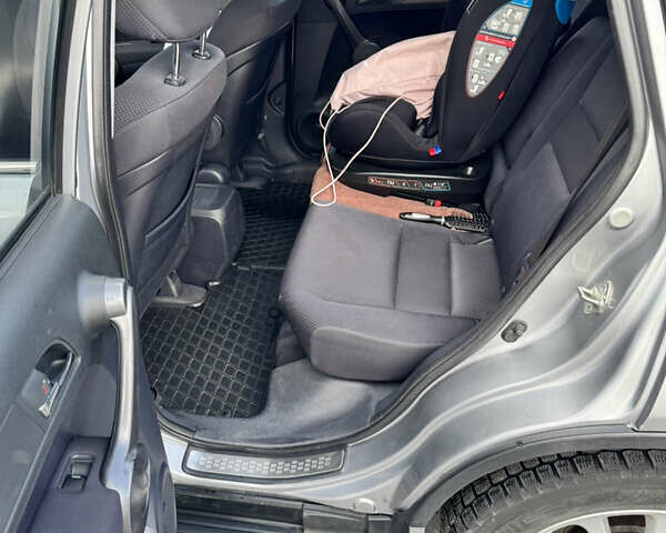 Сірий Хонда СРВ, об'ємом двигуна 2.36 л та пробігом 235 тис. км за 10500 $, фото 7 на Automoto.ua