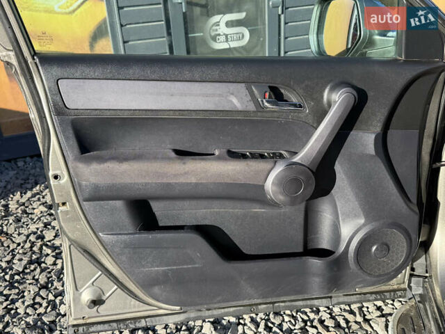 Серый Хонда СРВ, объемом двигателя 2.4 л и пробегом 214 тыс. км за 9500 $, фото 35 на Automoto.ua