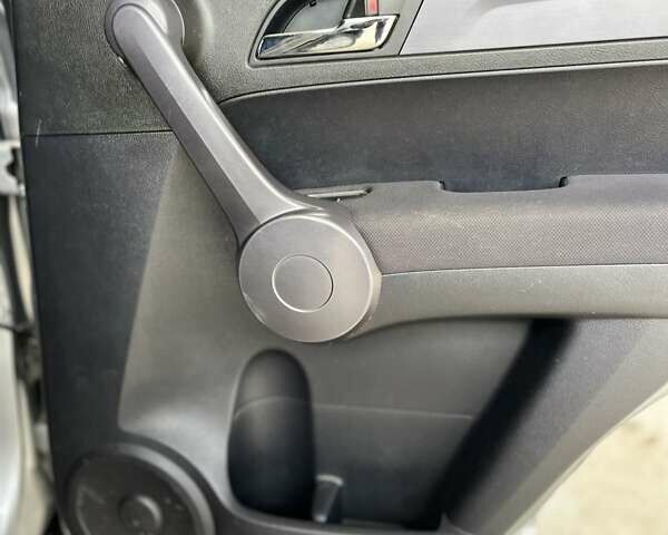 Серый Хонда СРВ, объемом двигателя 2 л и пробегом 174 тыс. км за 11200 $, фото 2 на Automoto.ua