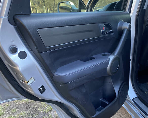 Серый Хонда СРВ, объемом двигателя 2.2 л и пробегом 238 тыс. км за 12999 $, фото 24 на Automoto.ua