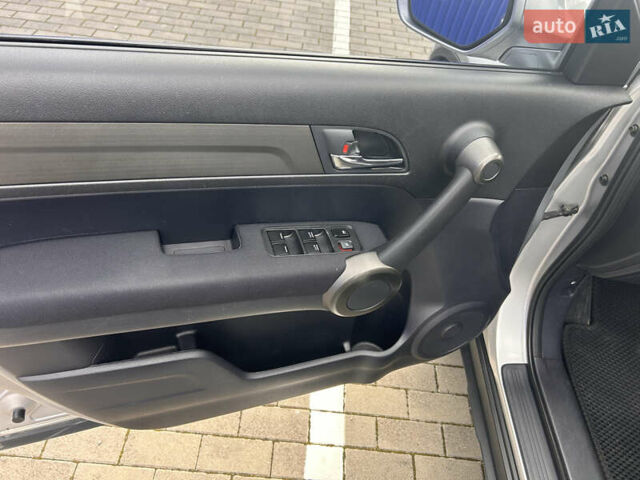 Серый Хонда СРВ, объемом двигателя 2.2 л и пробегом 195 тыс. км за 15100 $, фото 8 на Automoto.ua