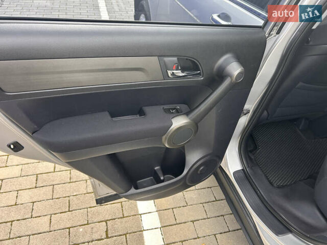 Серый Хонда СРВ, объемом двигателя 2.2 л и пробегом 195 тыс. км за 15100 $, фото 7 на Automoto.ua