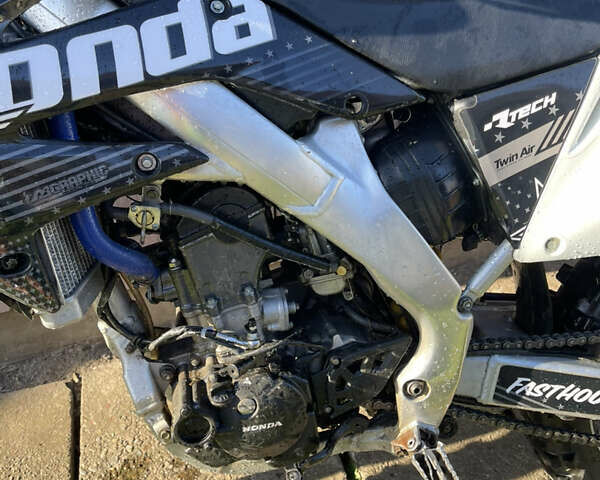 Черный Хонда CRF 250R, объемом двигателя 0.25 л и пробегом 1 тыс. км за 3100 $, фото 5 на Automoto.ua