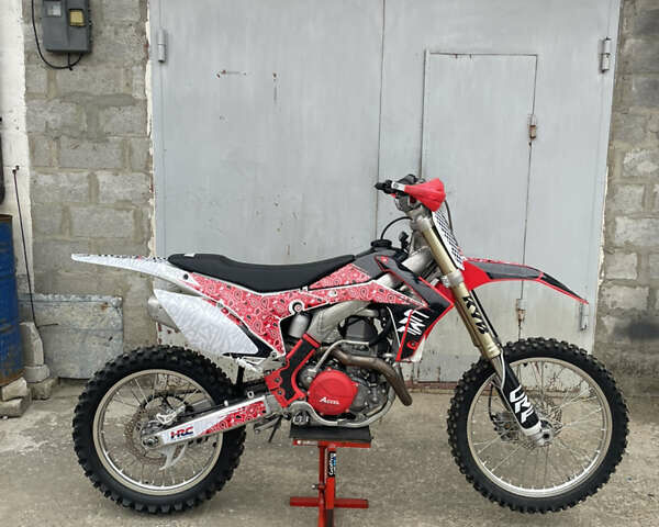Хонда CRF 450R 2014 у Вышгороде на Automoto.ua Червоний Хонда CRF 450R, об'ємом двигуна 0.45 л та пробігом 160 тис. км за 5500 $, фото 3 на Automoto.ua