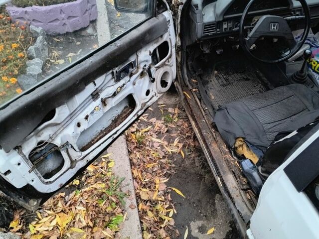 Белый Хонда Цивик, объемом двигателя 1.3 л и пробегом 300 тыс. км за 619 $, фото 6 на Automoto.ua