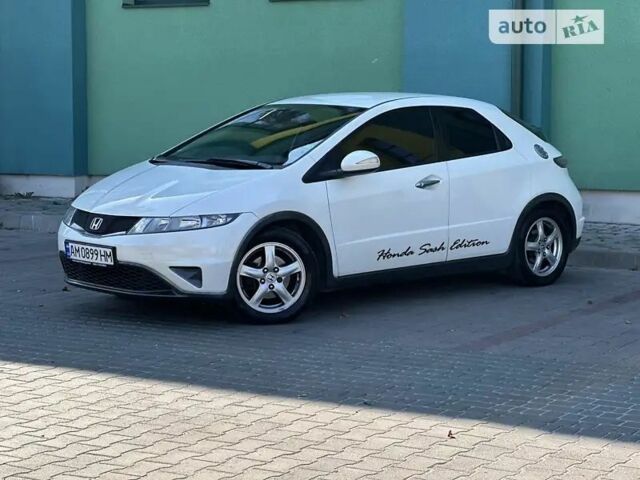 Белый Хонда Цивик, объемом двигателя 1.3 л и пробегом 227 тыс. км за 7000 $, фото 2 на Automoto.ua