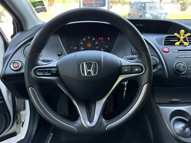 Белый Хонда Цивик, объемом двигателя 1.3 л и пробегом 227 тыс. км за 7000 $, фото 7 на Automoto.ua