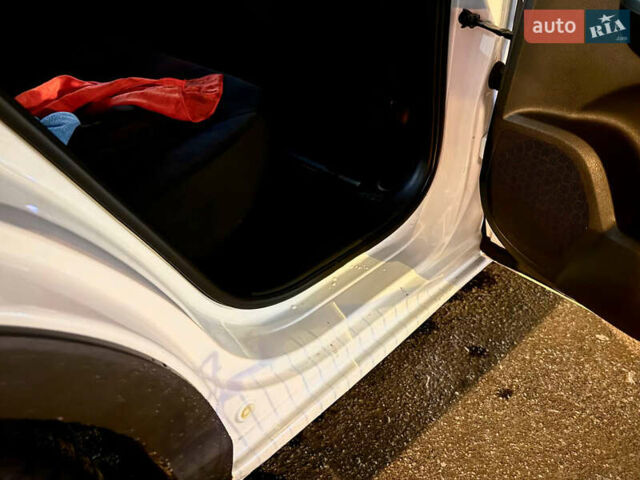 Белый Хонда Цивик, объемом двигателя 1.8 л и пробегом 134 тыс. км за 10000 $, фото 12 на Automoto.ua