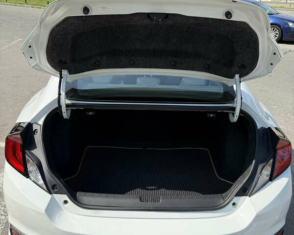 Белый Хонда Цивик, объемом двигателя 2 л и пробегом 173 тыс. км за 14500 $, фото 6 на Automoto.ua