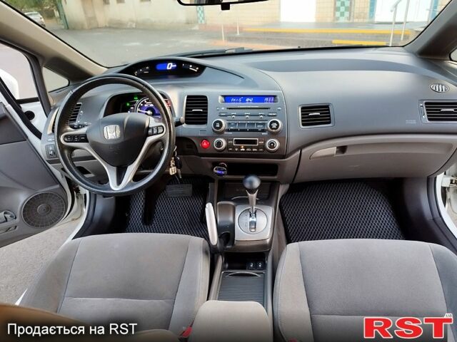 Белый Хонда Цивик, объемом двигателя 1.3 л и пробегом 258 тыс. км за 7500 $, фото 5 на Automoto.ua