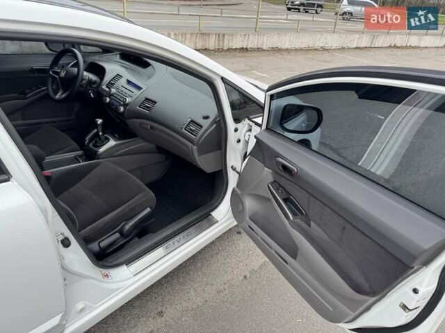 Белый Хонда Цивик, объемом двигателя 1.8 л и пробегом 236 тыс. км за 7000 $, фото 22 на Automoto.ua