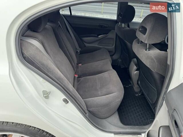 Белый Хонда Цивик, объемом двигателя 1.8 л и пробегом 236 тыс. км за 7000 $, фото 29 на Automoto.ua
