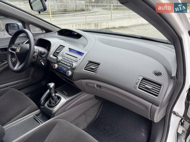 Белый Хонда Цивик, объемом двигателя 1.8 л и пробегом 236 тыс. км за 7000 $, фото 25 на Automoto.ua