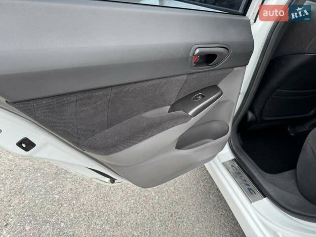 Белый Хонда Цивик, объемом двигателя 1.8 л и пробегом 236 тыс. км за 7000 $, фото 31 на Automoto.ua