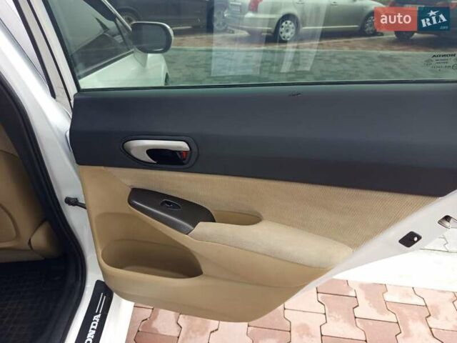 Белый Хонда Цивик, объемом двигателя 1.8 л и пробегом 250 тыс. км за 6800 $, фото 14 на Automoto.ua