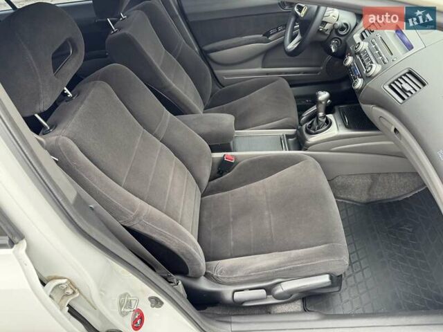 Белый Хонда Цивик, объемом двигателя 1.8 л и пробегом 236 тыс. км за 7000 $, фото 24 на Automoto.ua