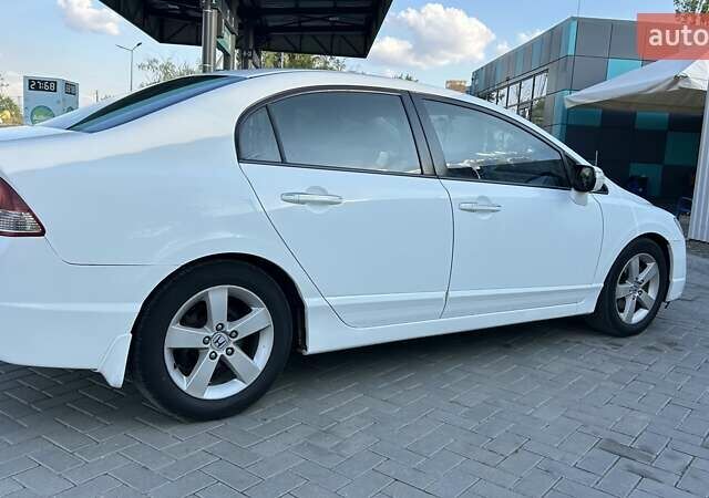 Белый Хонда Цивик, объемом двигателя 1.8 л и пробегом 256 тыс. км за 6300 $, фото 7 на Automoto.ua