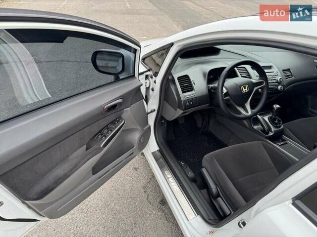 Белый Хонда Цивик, объемом двигателя 1.8 л и пробегом 236 тыс. км за 7000 $, фото 15 на Automoto.ua