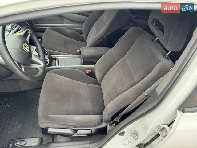 Белый Хонда Цивик, объемом двигателя 1.8 л и пробегом 236 тыс. км за 7000 $, фото 16 на Automoto.ua