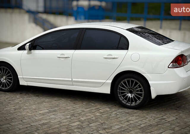 Белый Хонда Цивик, объемом двигателя 1.8 л и пробегом 283 тыс. км за 6000 $, фото 7 на Automoto.ua