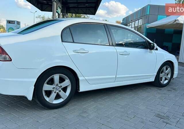 Белый Хонда Цивик, объемом двигателя 1.8 л и пробегом 259 тыс. км за 6300 $, фото 3 на Automoto.ua