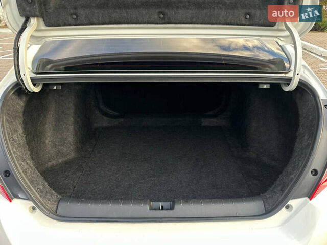 Белый Хонда Цивик, объемом двигателя 2 л и пробегом 153 тыс. км за 12950 $, фото 31 на Automoto.ua