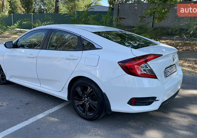Белый Хонда Цивик, объемом двигателя 2 л и пробегом 67 тыс. км за 13900 $, фото 2 на Automoto.ua