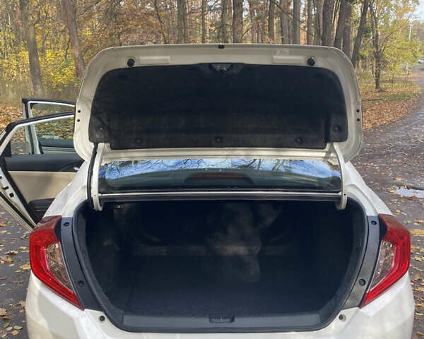 Белый Хонда Цивик, объемом двигателя 2 л и пробегом 91 тыс. км за 13500 $, фото 15 на Automoto.ua