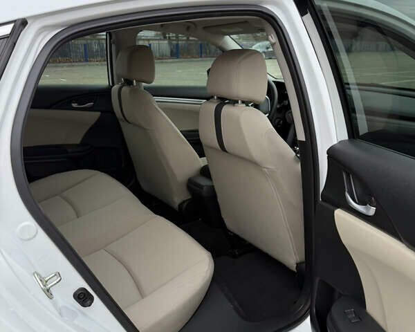 Белый Хонда Цивик, объемом двигателя 2 л и пробегом 88 тыс. км за 15200 $, фото 15 на Automoto.ua