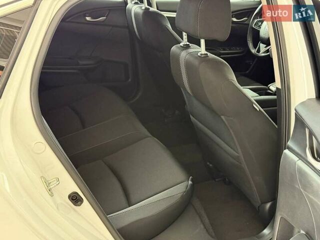 Белый Хонда Цивик, объемом двигателя 1.5 л и пробегом 69 тыс. км за 18490 $, фото 14 на Automoto.ua