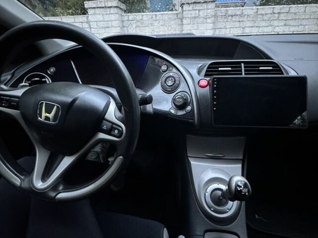 Черный Хонда Цивик, объемом двигателя 1.3 л и пробегом 130 тыс. км за 7000 $, фото 5 на Automoto.ua