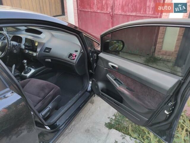 Черный Хонда Цивик, объемом двигателя 1.8 л и пробегом 239 тыс. км за 5500 $, фото 1 на Automoto.ua