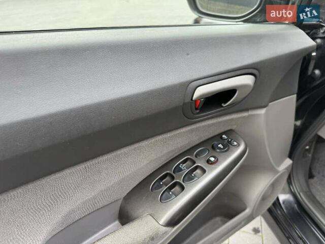 Черный Хонда Цивик, объемом двигателя 1.3 л и пробегом 420 тыс. км за 4400 $, фото 11 на Automoto.ua